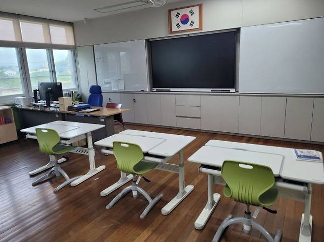 지난 15일 전북 정읍시 감곡면 감곡초등학교에서 만난 서영주씨(54·남)가 담임을 맡고 있는 5학년 교실. 책상과 의자가 각각 3개씩만 있다. 공병선