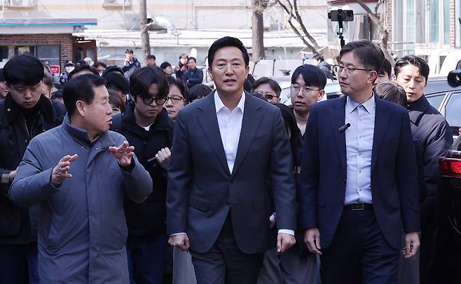 오세훈 서울시장이 서울 구로구 오류동 소규모 재건축 현장을 둘러보고 있다. 서울시는 올해 5월부터 소규모 건축물의 용적률을 한시적으로 완화하는 '규제철폐안 33호'를 적용할 방침이다. 서울시는 향후 3년간 약 1만 가구 규모의 주택을 공급할 계획이다. 2025.3.17/뉴스1 ⓒ News1 박지혜 기자