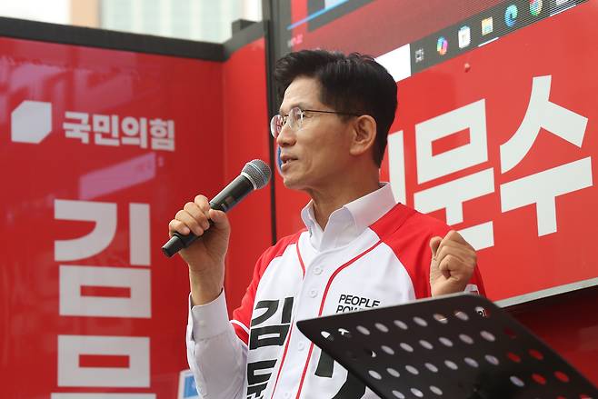 김문수 국민의힘 대통령 후보가 16일 오전 경기 화성시 동탄역에서 열린 유세에서 시민들에게 지지를 호소하고 있다. /뉴스1