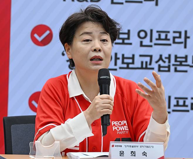 윤희숙 국민의힘 정책총괄본부 공약개발단장이 18일 서울 여의도 중앙당사에서 열린 김문수 대선 후보 경제 공약 발표 후 취재진의 질문에 답변하고 있다. /연합뉴스
