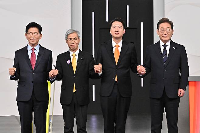 국민의힘 김문수(왼쪽부터), 민주노동당 권영국, 개혁신당 이준석, 더불어민주당 이재명 대통령 후보가 18일 서울 마포구 SBS프리즘타워에서 중앙선거방송토론위원회 주관 제21대 대통령선거 후보자 토론회 기념 촬영을 하고 있다./뉴스1