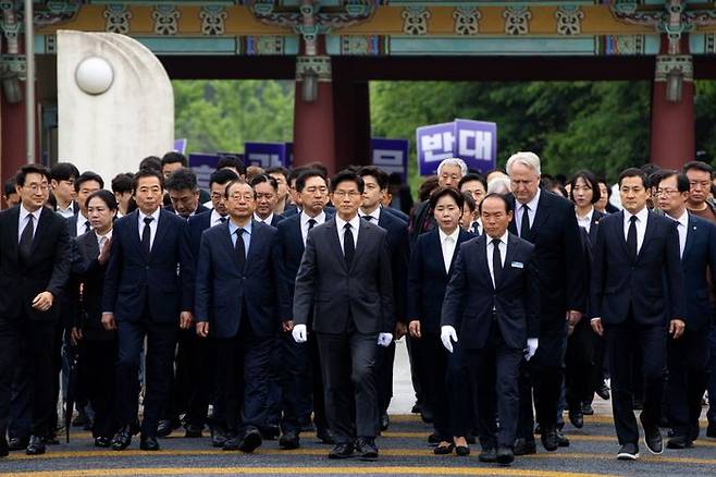 김문수 국민의힘 대선 후보가 17일 오전 광주광역시 북구 국립5·18민주묘지를 찾아 참배하기 위해 이동하고 있다. ⓒ데일리안 방규현 기자