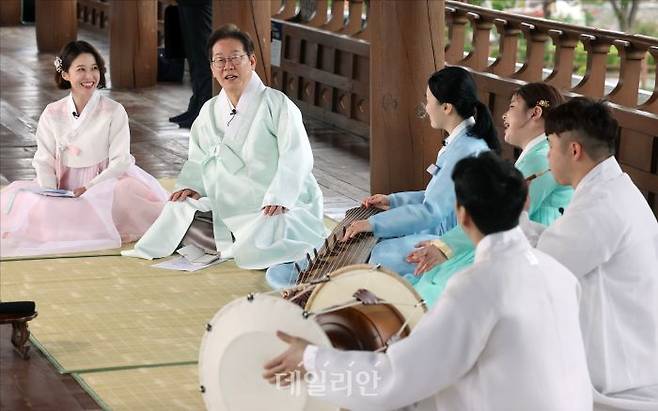 이재명 더불어민주당 대선 후보가 지난 16일 오후 전북 전주시 완산구 청연루에서 청년 국악인과의 간담회에 참석해 청년 국악인들의 연주를 듣고 있다. ⓒ데일리안 홍금표 기자