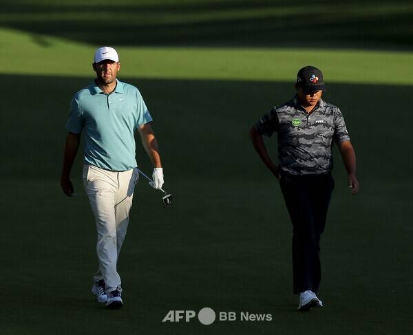 미국프로골프(PGA) 투어 2025시즌 두 번째 메이저 대회 PGA챔피언십 우승 경쟁에 뛰어든 세계랭킹 1위 스코티 셰플러, 김시우 프로가 3라운드에서 동반 경기하는 모습이다. 사진제공=ⓒAFPBBNews = News1