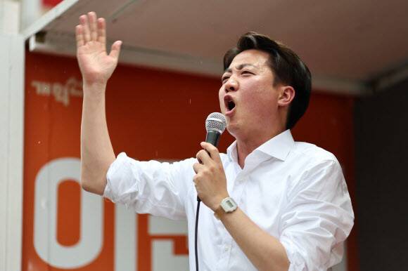 이준석 개혁신당 대통령 후보가 5월 16일 충청남도 천안중앙시장에서 유세차량에 올라 발언하고 있다. 연합뉴스