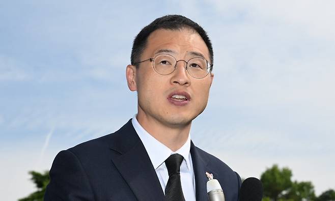 김상욱 무소속 의원이 18일 오전 광주 5·18 민주묘지 입구에서 더불어민주당 입당 기자회견을 하고있다. 공동취재사진