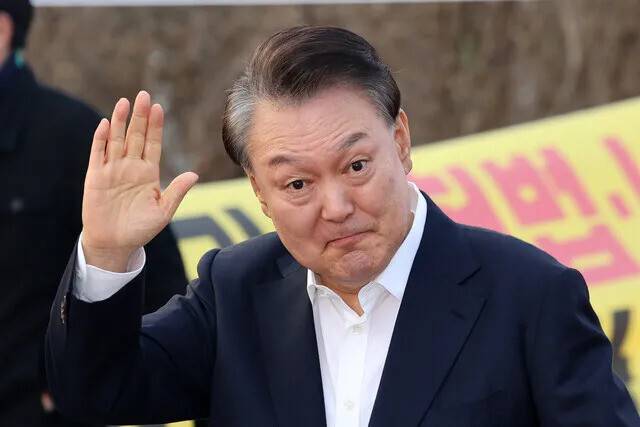 윤석열 전 대통령이 지난 3월8일 오후 경기 의왕시 서울구치소에서 석방돼 지지자들에게 인사하며 걸어가고 있다. 김영원 기자 forever@hani.co.kr