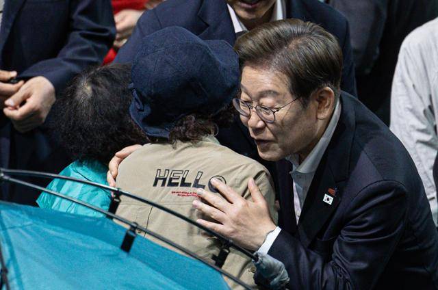 511151이재명 더불어민주당 대통령 후보가 17일 광주 광산구 광주여자대학교 유니버시아드 체육관에 마련된 금호타이어 화재 대피소를 찾아 이재민들을 위로하고 있다. 광주=뉴스1