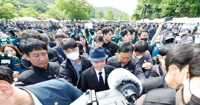 안창호(맨 앞 왼쪽 세 번째) 국가인권위원장이 18일 광주 북구 운정동 국립 5·18민주묘지 민주의 문으로 입장하는 도중 시민단체 회원들의 항의를 받고 있다. 뉴스1