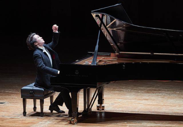 피아니스트 조성진이 2023년 7월 4일 서울 서초구 예술의전당 콘서트홀에서 연주하고 있다. 연합뉴스
