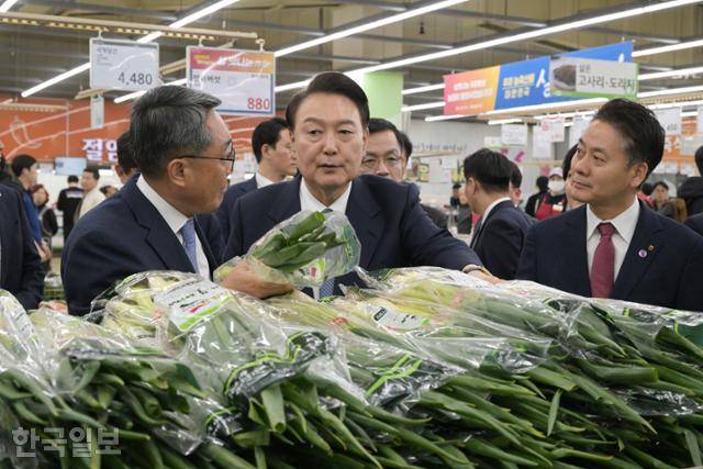 지난해 3월 18일 윤석열 당시 대통령이 물가현장점검을 위해 서울 양재하나로마트 채소코너를 찾아 대파를 살펴보고 있다. 서재훈 기자