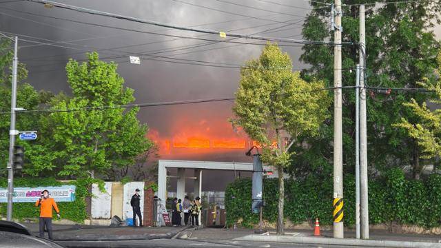금호타이어 광주공장에 화재가 발생한 17일 공장에서 불과 연기가 치솟고 있다. 광주=김진영 기자