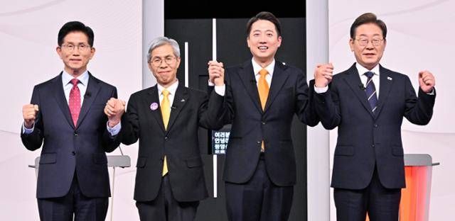 18일 서울 마포구 SBS프리즘타워에서 열린 중앙선거방송토론위원회 주관 제21대 대통령선거 후보자 토론회에서 각 정당 대선 후보들이 선전을 다짐하고 있다. 왼쪽부터 국민의힘 김문수, 민주노동당 권영국, 개혁신당 이준석, 더불어민주당 이재명 대선 후보. 국회사진기자단