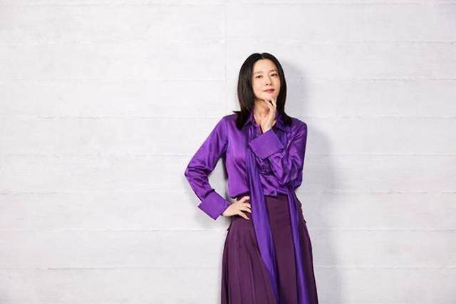 최근 서울 강서구에 위치한 LG아트센터에서 이영애는 본지와 만나 연극 '헤다 가블러' 관련 인터뷰를 진행했다. 연극 '헤다 가블러'는 입센의 고전을 미니멀한 무대와 대형 스크린 등을 활용해 현대적 감각으로 재탄생한 공연이다. LG아트센터 제공