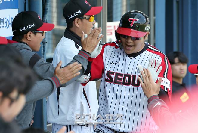 18일 오후 잠실야구장에서 열린 2025 프로야구 KT와 LG 경기. LG 문보경이 4히 우월 2점 홈런을 날리고 동료들과 기뻐 하고있다. 잠실=정시종 기자 capa@edaily.co.kr /2025.05.18.