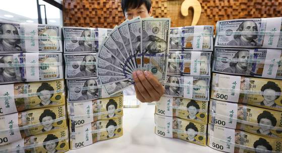 지난 16일 서울 중구 하나은행 위변조대응센터에서 은행 관계자가 원화와 달러화를 정리하고 있다. 뉴스1