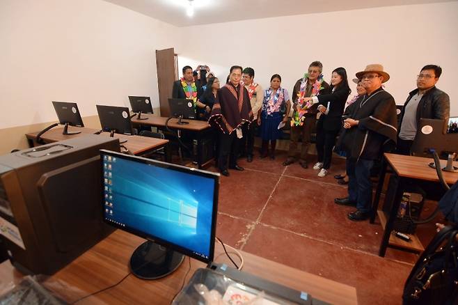 ▲ 컴퓨터실을 둘러보는 염상섭씨와 현지인들