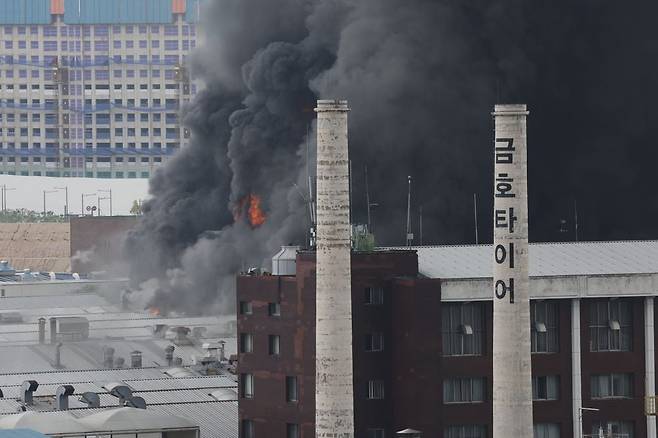 17일 오전 7시11분 광주 광산구 소촌동 금호타이어 광장공장에서 화재가 발생해 검은 연기가 번지고 있다. 뉴스1