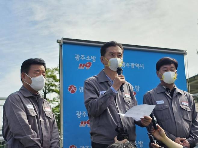 정일택 금호타이어 대표이사(가운데)가 18일 오전 금호타이어 광주공장 앞에서 전날 발생한 대형 화재와 관련해 “고개 숙여 깊은 사죄의 말씀을 드린다”고 사과하고 있다. 뉴스1