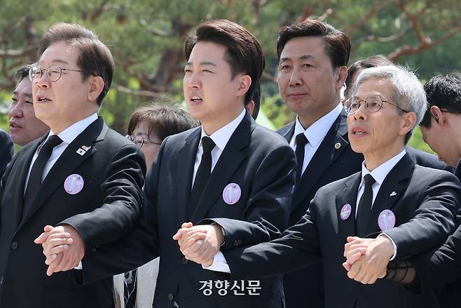 이재명 더불어민주당·이준석 개혁신당·권영국 민주노동당 대선 후보가 18일 광주 북구 국립 5.18 민주 묘지에서 열린 ‘5.18민주화운동 기념식’에서 임을 위한 행진곡을 체장하고 있다. 김창길 기자