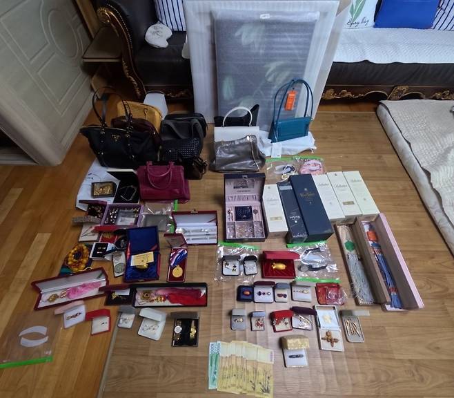 제주도는 지난 12일부터 16일까지 도외 거주 지방세·세외수입 고액체납자 29명을 대상으로 부산에서 서울까지 전국을 돌며 현장방문 실태조사 및 가택수색을 실시했다고 밝혔다. 제주도가 압류한 현금과 물품들. 제주도 제공