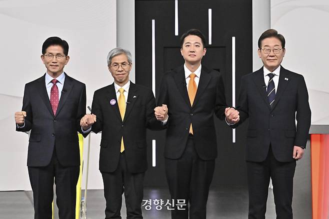 제21대 대통령선거에 나선 김문수 국민의힘 후보, 권영국 민주노동당 후보, 이준석 개혁신당 후보, 이재명 더불어민주당 후보(왼쪽부터)가 18일 서울 상암동 SBS스튜디오에서 경제 분야를 주제로 열린 후보자 초청 첫 TV토론에 앞서 손을 잡고 포즈를 취하고 있다. 국회사진기자단