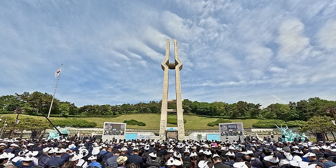 18일 오전 광주 북구 5·18 민주묘지에서 제45주년 5·18 민주화운동 기념식이 엄수되고 있다. 연합뉴스
