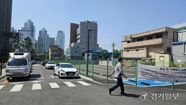 17일 오후 인천 미추홀구 학익1구역 한 도로. 아직 준공되지 않아 못쓰는 텅 빈 주차장 옆으로 불법주차차량이 줄지어 있다. 박기웅기자
