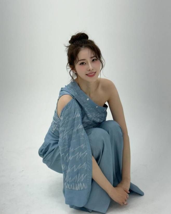 서동주는 푸른빛이 도는 비대칭 원숄더 드레스를 입고 포즈를 취하고 있다.사진=서동주 SNS