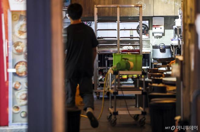 22일 서울 중구에 위치한 음식점에서 점원이 영업준비를 하고 있다. 2금융권에서까지 돈을 빌린 자영업자들이 높은 금리 등의 이유로 '상환 불능'에 빠지고 있다. ‘개인사업자 대출 세부 업권별 연체율’ 자료에 따르면 올해 1분기 말 기준 2금융권 개인사업자대출 연체율은 4.18%로 집계됐다. 이는 직전 분기(3.16%)와 비교해 3개월 사이 1.02%포인트 뛴 것으로, 2015년 2분기(4.25%) 이후 8년 9개월 만에 최고치다. 자영업 대출자 10명 가운데 6명은 3곳 이상에서 대출을 받은 다중채무자로, 이들은 평균 4억2천만원에 이르는 빚을 안고 있었다. 2024.07.22./사진=뉴시스
