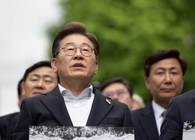 이재명 더불어민주당 대통령 후보가 17일 오후 광주 동구 금남로에서 열린 5·18 광주민주화운동 45주기 전야제에서 노래를 따라 부르고 있다. / 사진=뉴스1 이재명 기자