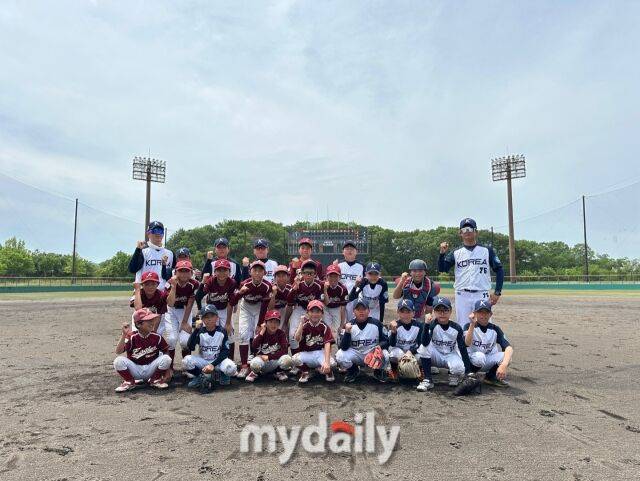 대한유소년야구연맹 19기 12세 이하(U-12) 대표팀이 일본 지역팀과 교류전을 마친 뒤 기념 사진을 촬영하고 있다./효고현(일본)=노찬혁 기자