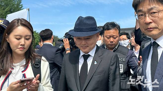 안창호 국가인권위원장은 18일 오전 9시 30분쯤 광주 북구 국립5·18민주묘지에 도착했지만, 유공자들의 격렬한 항의에 가로막혀 끝내 입장하지 못하고 발길을 돌렸다. 김한영 기자