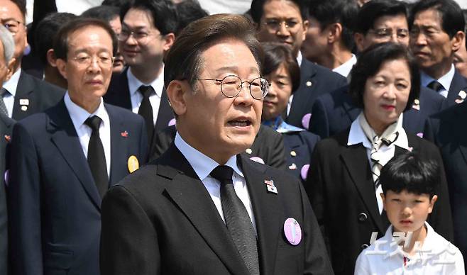 이재명 더불어민주당 대선 후보가 18일 광주 북구 국립5·18민주묘지에서 열린 '제45주기 5·18 민주화운동기념식'에 참석한 뒤 취재진의 질의에 답하고 있다. 광주=국회사진취재단