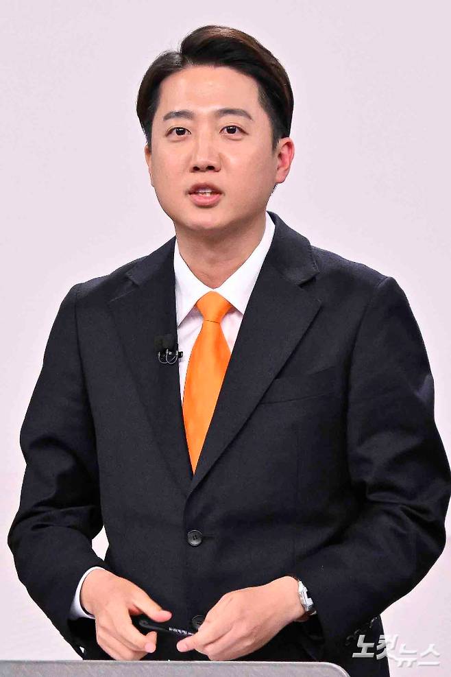 이준석 개혁신당 대선후보가 18일 서울 마포구 SBS프리즘타워에서 열린 중앙선거방송토론위원회 주관 제21대 대통령선거 후보자토론회에서 발언하고 있다. 국회사진취재단