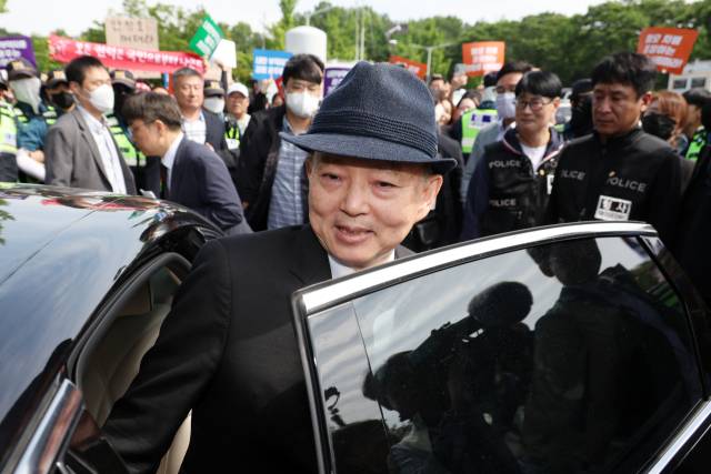 ▲안창호 국가인권위원회 위원장이 18일 광주광역시 북구 국립 5.18민주묘지에서 열린 5.18민주화운동 45주년 기념식에 참석하기 위해 기념식장에 도착한 뒤 시민 단체의 항의에 발길을 돌리고 있다. ⓒ연합뉴스