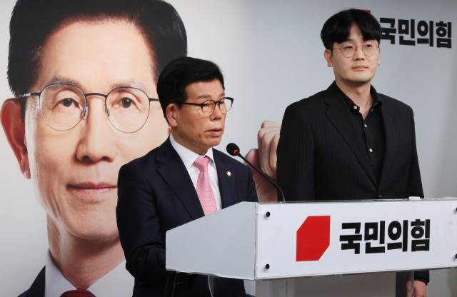 ▲국민의힘 장영하 중앙선대위 진실대응전략단장(왼쪽)과 유재호 전 성남시의원이 18일 서울 여의도 당사에서 기자회견을 열고 더불어민주당 이재명 대선 후보의 성남시장 시절 NC소프트와 비공개 MOU를 체결한 것과 관련한 특혜 의혹을 제기하고 있다. ⓒ연합뉴스