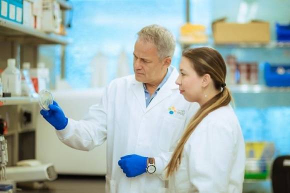 사우디아라비아 킹압둘라과학기술대(KAUST)의 알렉산더 로사도 교수와 주니아 슐츠 박사후연구원. 출처=KAUST