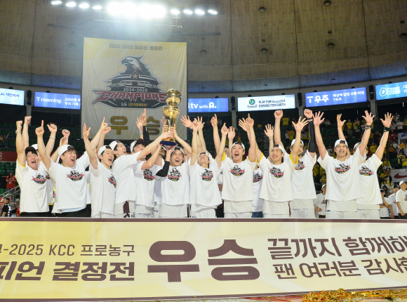 창원 LG 선수들이 17일 서울 잠실학생체육관에서 열린 2024~25 프로농구 챔피언결정전 최종 7차전에서 서울 SK를 62-58로 꺾고 우승 세레머니를 펼치고 있다. KBL 제공