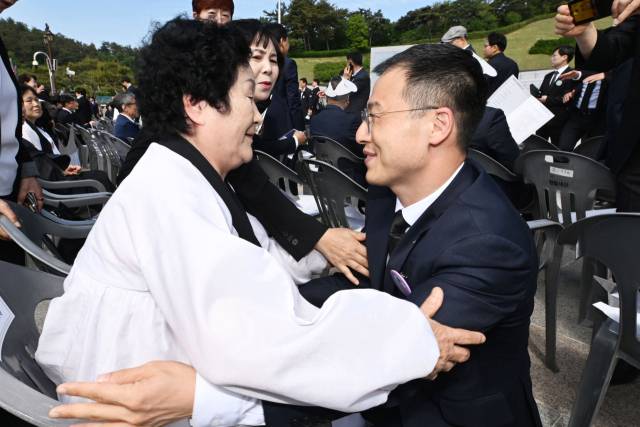 김상욱 무소속 의원이 18일 광주 북구 국립5·18민주묘지에서 열린 ‘제45주기 5·18 민주화운동 기념식’에 참석해 고(故) 문재학 열사의 어머니인 김길자 여사와 인사하고 있다. 김 의원은 이날 기자회견을 열고 민주당 입당을 선언했다. 광주=오승현 기자