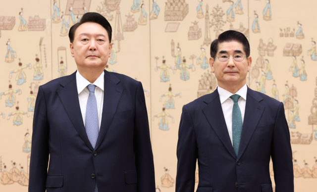 윤석열 대통령이 지난 2024년 9월 6일 용산 대통령실에서 김용현 국방부 신임 장관에게 임명장을 수여한 후 기념 촬영을 하고 있다. 사진 제공=대통령실