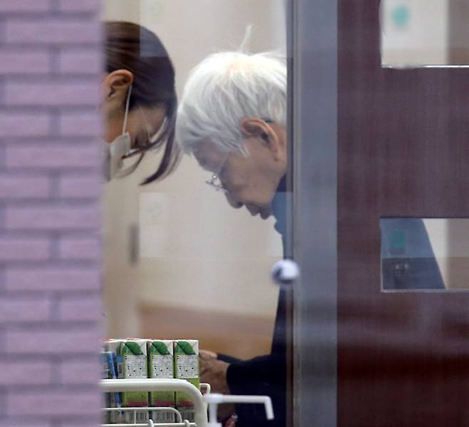 일본의 한 노인 요양시설에서 고령자가 직원과 대화를 하고 있다. ⓒ연합뉴스