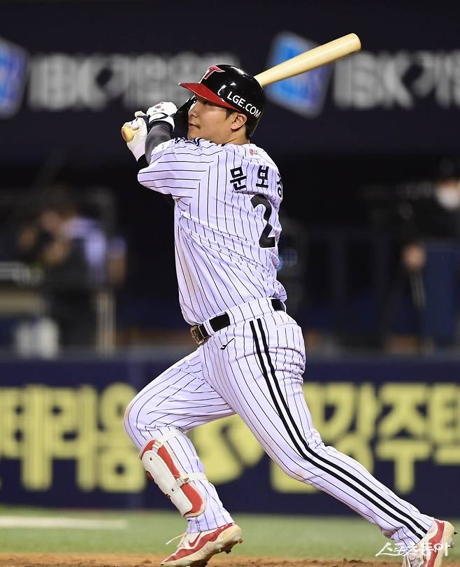 LG 문보경이 3년 연속 두 자릿수 홈런을 달성했다. 스포츠동아 DB