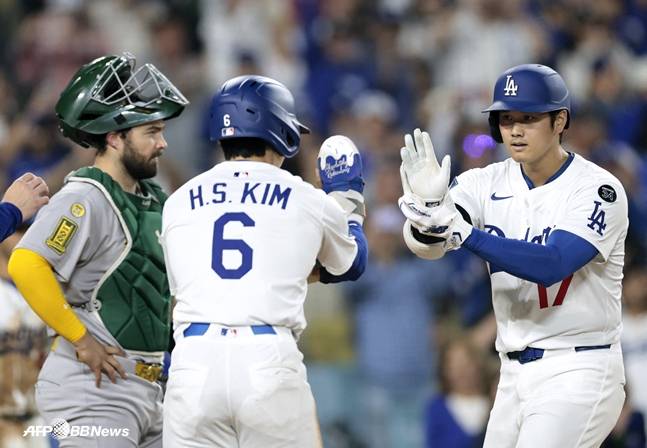 김혜성(가운데)가 오타니(오른쪽)와 하이파이브를 하고 있다. /AFPBBNews=뉴스1