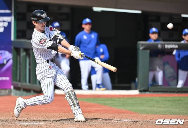 롯데 전민재가 18일 사직 삼성전에서 5회말 3점 홈런을 터트리고 있다.