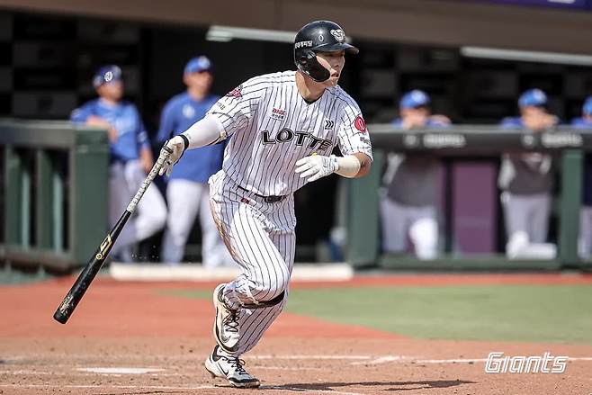 롯데 자이언츠 내야수 고승민이 18일 부산 사직야구장에서 열린 2025 신한 SOL Bank KBO리그 삼성 라이온즈와의 팀 간 6차전에 2번타자 겸 2루수로 선발출전, 4타수 3안타 2타점 1도루 1득점을 기록하고 팀 승리를 이끌었다. 사진 롯데 자이언츠