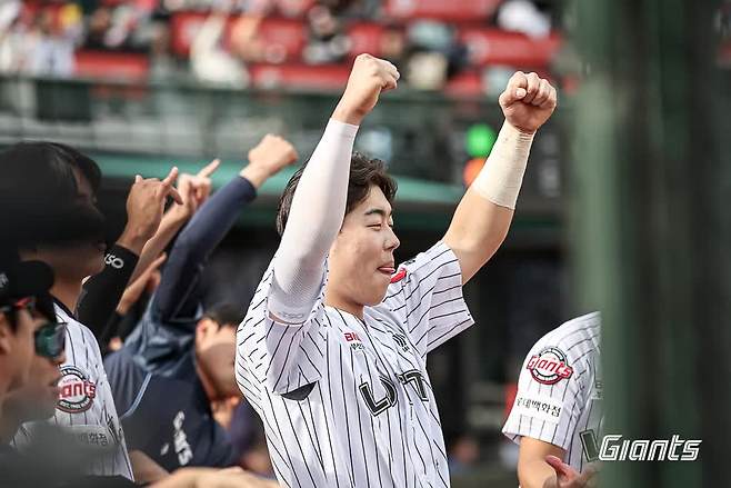 롯데 자이언츠 내야수 고승민이 18일 부산 사직야구장에서 열린 2025 신한 SOL Bank KBO리그 삼성 라이온즈와의 팀 간 6차전에 2번타자 겸 2루수로 선발출전, 4타수 3안타 2타점 1도루 1득점을 기록하고 팀 승리를 이끌었다. 사진 롯데 자이언츠