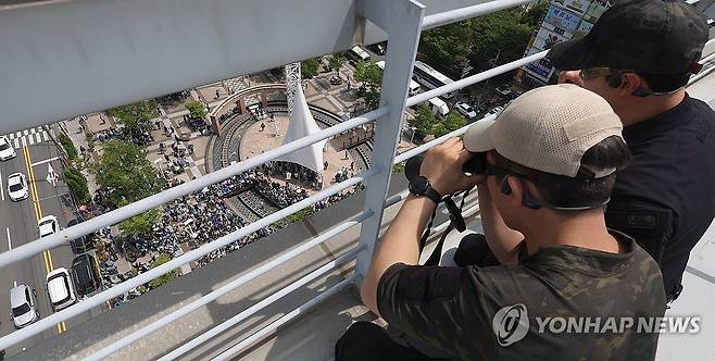 대선 후보 경호 강화 (창원=연합뉴스) 김동민 기자 = 경남 경찰특공대원이 더불어민주당 이재명 대선후보의 연설을 앞두고 14일 오후 창원시 성산구 한 장소에서 주변을 살피고 있다.2025.5.14 image@yna.co.kr