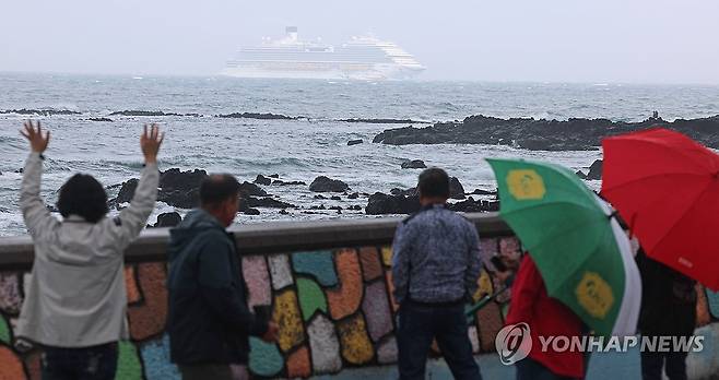 크루즈 준모항 강정항에 입항하는 아도라매직시티호 (서귀포=연합뉴스) 박지호 기자 = 아도라매직시티(13만5천500t)호가 1일 오후 크루즈 준모항으로 재탄생한 서귀포시 강정항으로 입항하고 있다. 2025.5.1 jihopark@yna.co.kr