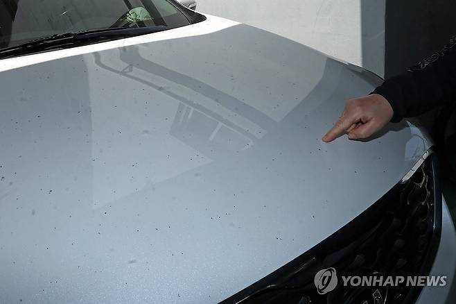 타이어공장 화재로 인한 차량 피해 (광주=연합뉴스) 김혜인 기자 = 금호타이어 광주공장 화재 발생 이틀째인 18일 광주 광산구 송정동 한 주차장에서 주민이 검은 자국이 묻은 자신의 차량을 가리키고 있다. 2025.5.18 in@yna.co.kr